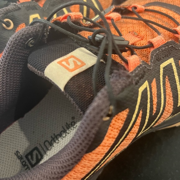 SOLOMON - trail runners ~ fashion & function ~ lightly worn size 7 U.S. women’s - Picture 1 of 4